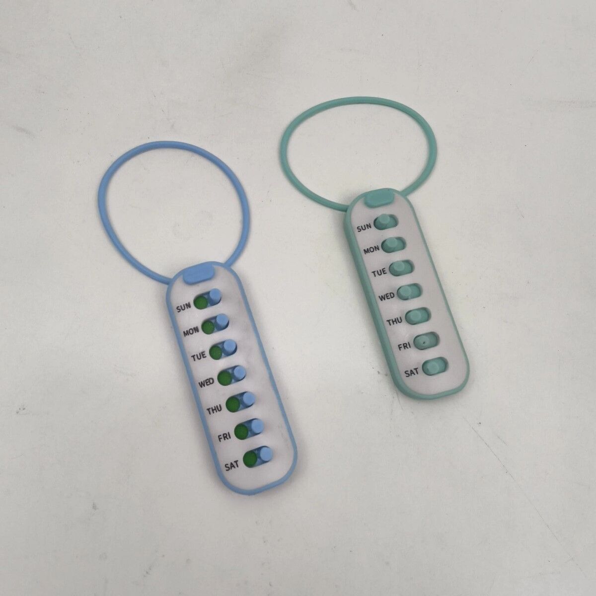 INF Wiederverwendbarer Pillentracker und Erinnerer mit Lanyard – Blau und Grün 2er-Set ABS Medikations-Erinnerungs-Klebezettel