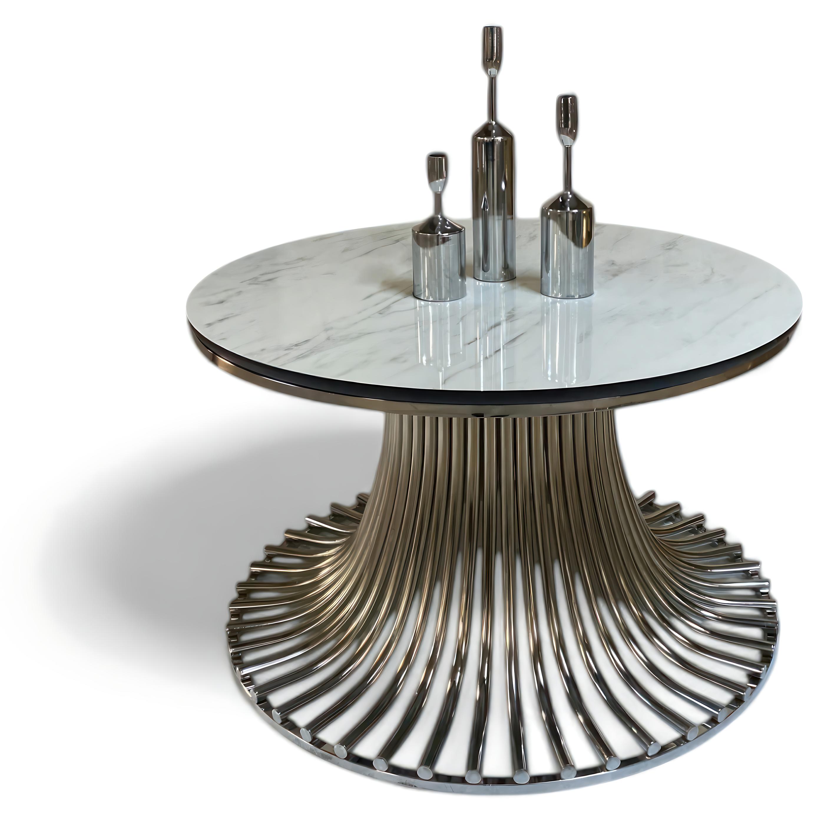 Filigraner Tisch mit Glasplatte und sorgfältig gearbeiteter Metallkonstruktion