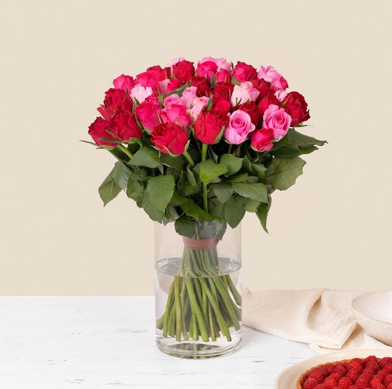 Brassée de roses rouges et roses du Kenya en livraison - Interflora