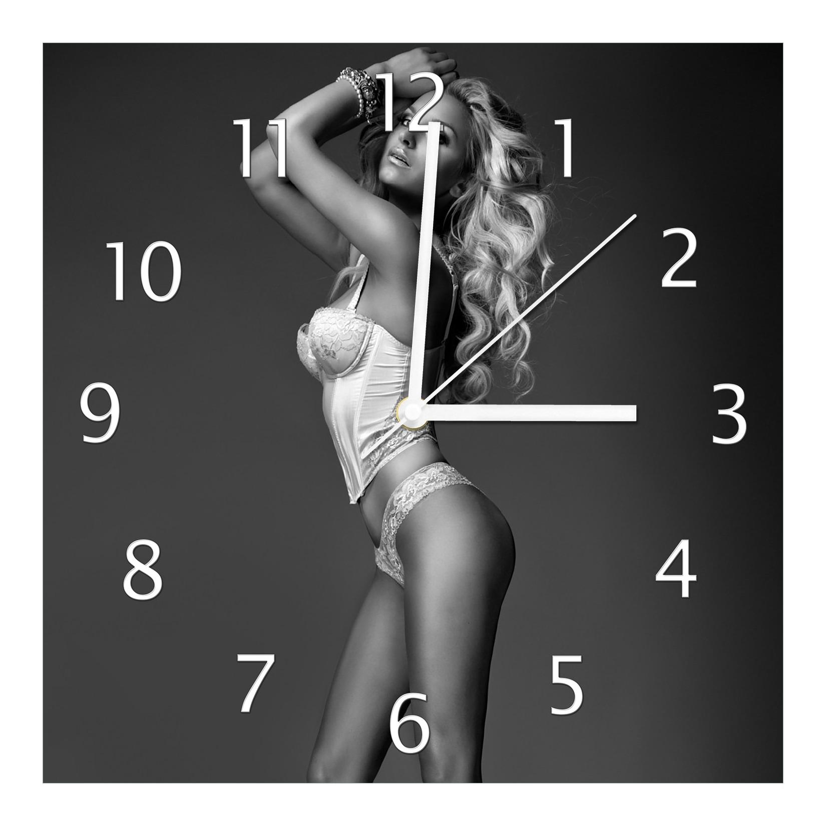 Wallario Uhr 20 x 20 cm, weiße Zeiger Sexy Beine - Blondine mit langen Beinen in Unterwäsche