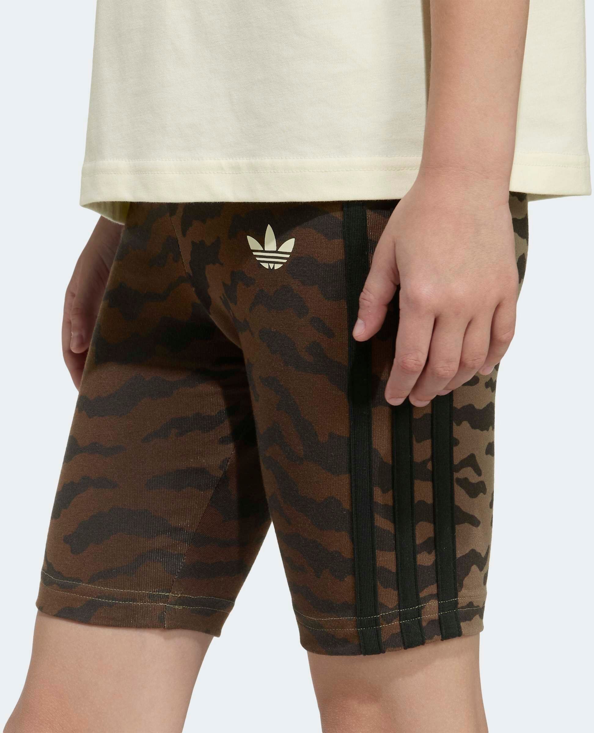 Trainingsanzug ADIDAS ORIGINALS "KURZES AOP CYCLING -SET", Mädchen, Gr. 110, braun (cream weiß, night braun), Obermaterial: 100% Baumwolle. Obermaterial Hose: 93% Baumwolle, 7% Elasthan, Sportanzüge Trainingsanzug cream weiß, night braun 110