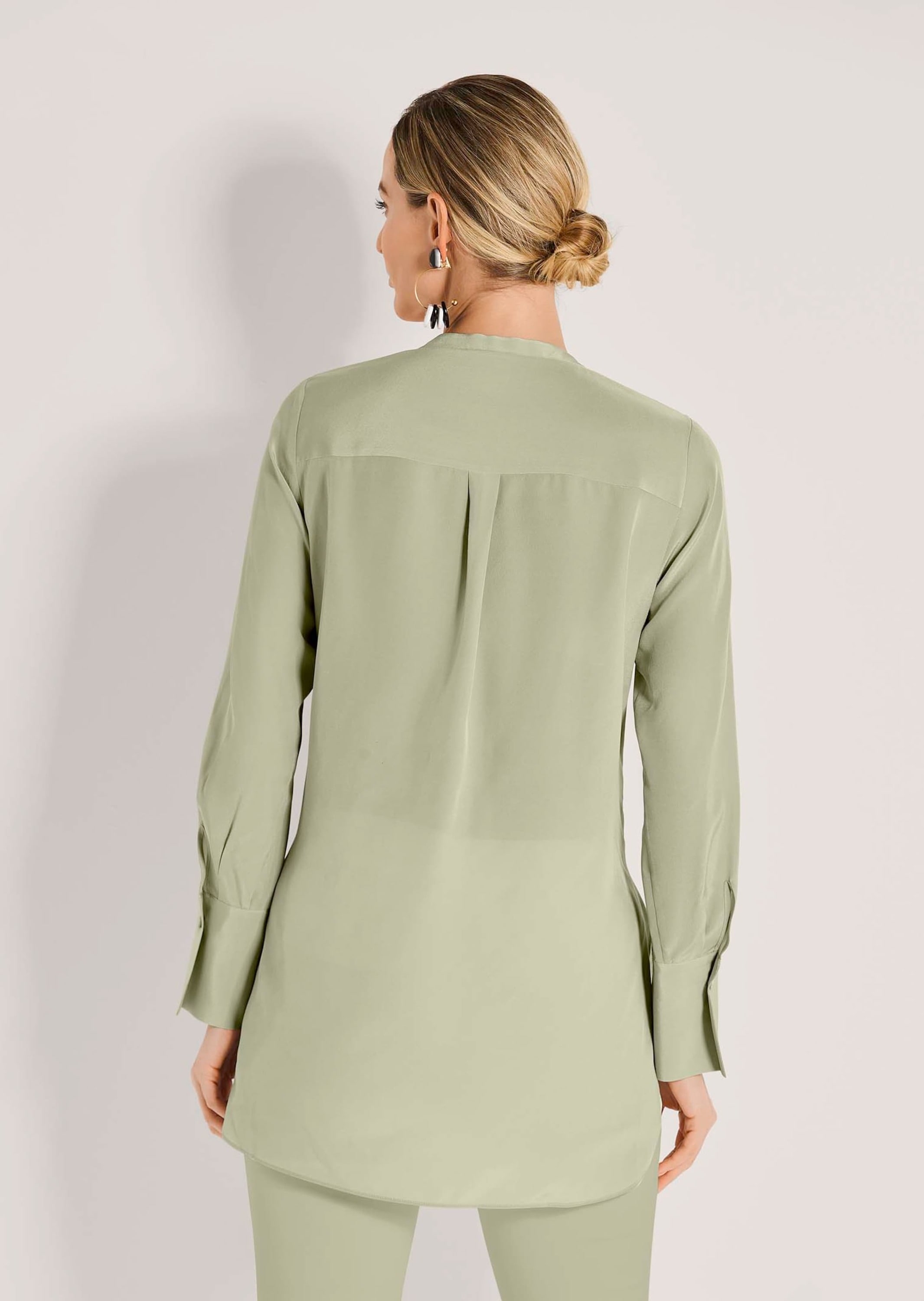 Hemdbluse MADELEINE "Seidenhemd Luxuriöse Bluse mit kragenlosem Design", Damen, Gr. 34, grün (jadegrün), Modern, figurumspielend, Rundhals, Blusen Hemdbluse