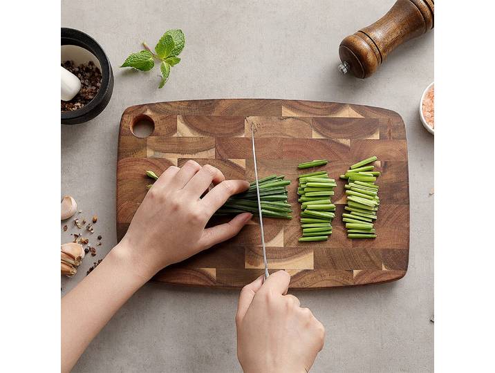 HEZHEN planche à découper bois foncé bois d'acacia cuisine suspendue 33x22x1.9cm planche à découper vidange eau et résistant à l'humidité