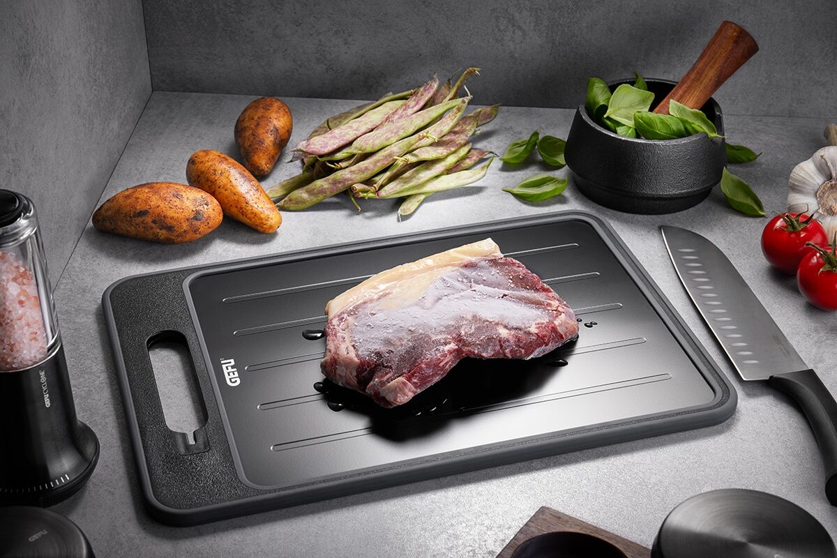 Schneidebrett GEFU "CUT PRO", schwarz, B:25cm H:1cm L:36,5cm, Aluminium, Kunststoff, Schneidebretter, Schneidebrett, innovative Auftauseite, Saftrille, integri. Reibfläche, Messerschärfer
