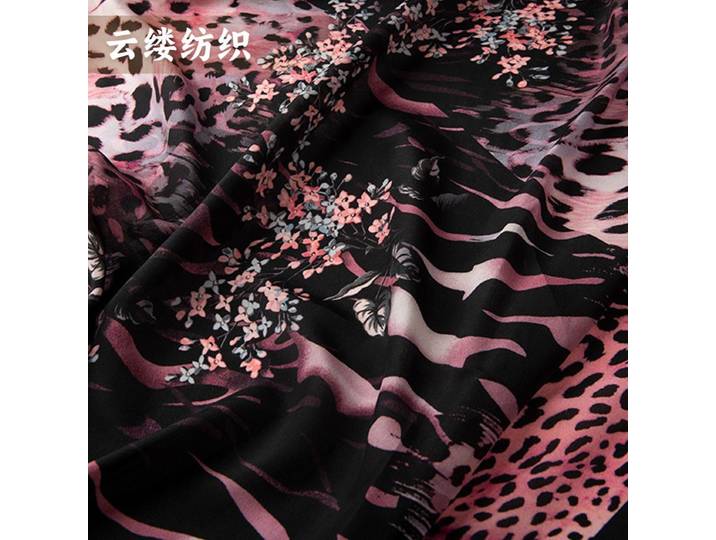 Robe cheongsam en tissu crêpe double de soie, motif fleur de léopard rose, color-block