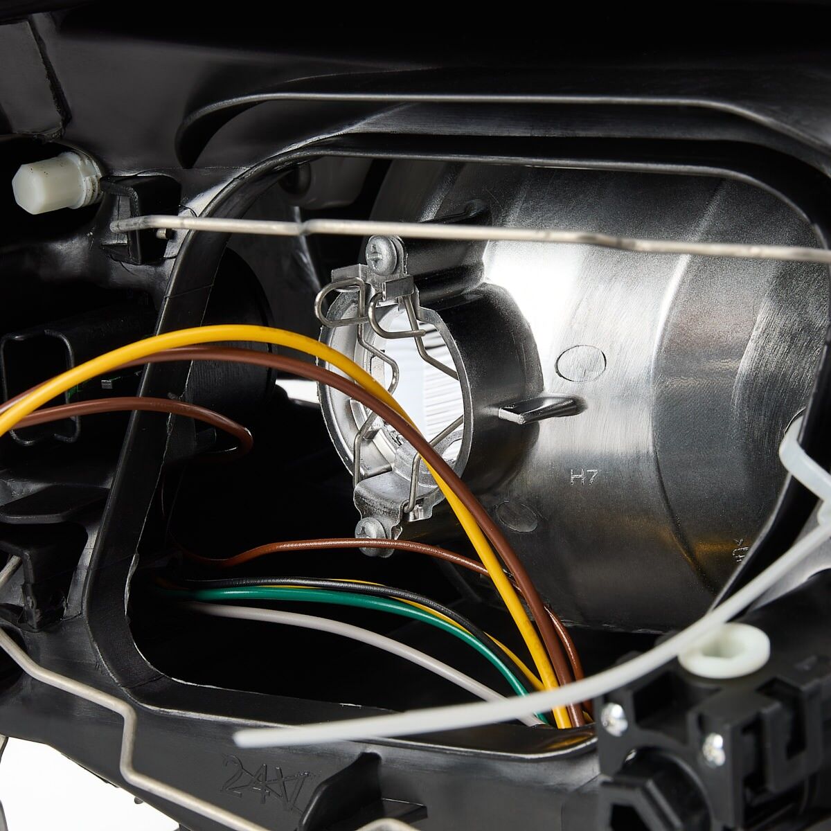 TYC 20-11876-15-2 Headlight