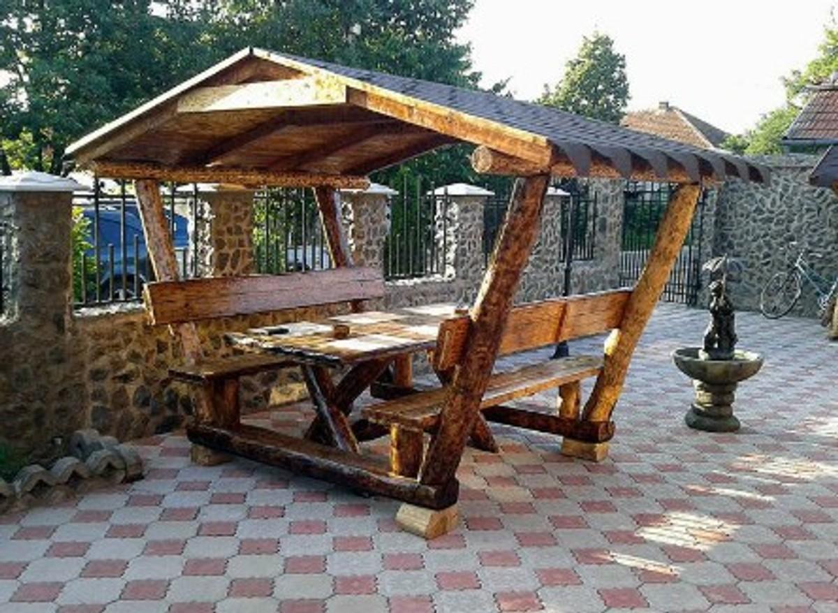 Casa Padrino Garten Pavillon Rustikal mit Tisch und 2 Gartenbänken - Eiche Massivholz - Überdachtes Gartenmöbel Set - 200 x 175 x 220 cm