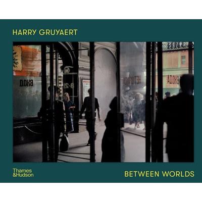 Harry Gruyaert: Between Worlds, Gebundene Ausgabe von , Thames & Hudson, 978-0-500-02575-8