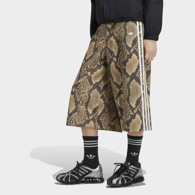Shorts ADIDAS ORIGINALS "DENIM, SCHLANGENPRINT", Damen, Gr. 29, Länge 32, braun (linen, magic beige,), Obermaterial: 50% Baumwolle, 50% Lyocell, Hosen Shorts