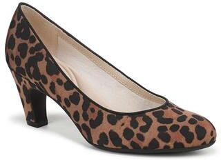 Wide Width Women's Parigi Plus Pump by LifeStride in Leopard Fabric (Size 7 1/2 W)