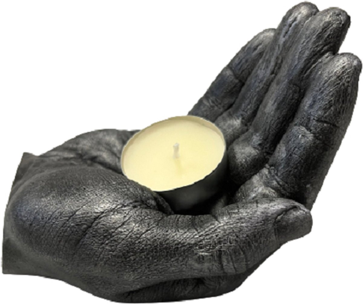 Zilveren waxinelichthouder in de vorm van een hand