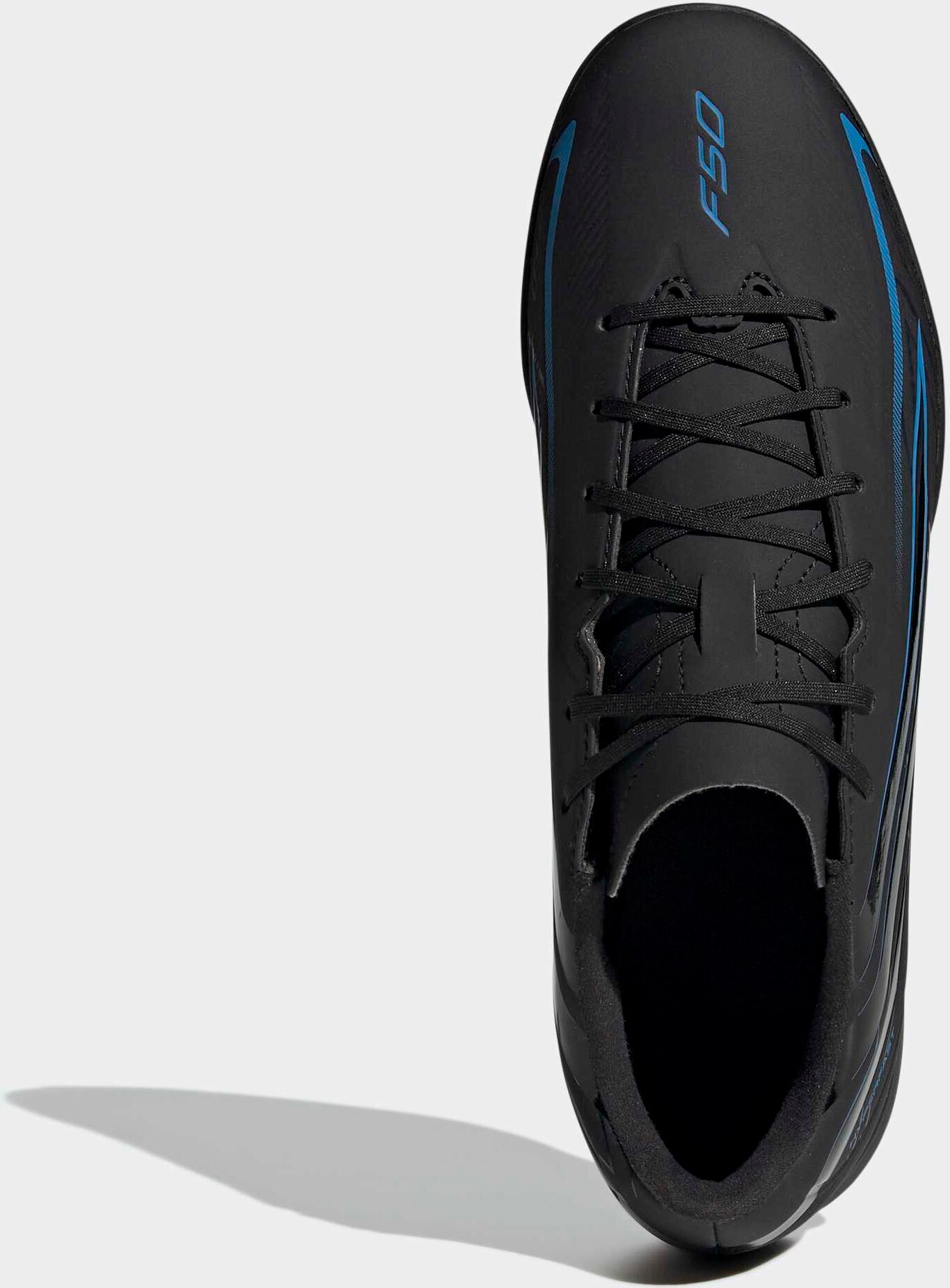 Fussballschuh ADIDAS PERFORMANCE "F50 HYPERFAST CLUB", Gr. 44,5, schwarz (core schwarz, core schwarz, lucid ray blau), Synthetik, Schuhe Fussballschuh, für Hallenboden core schwarz, core schwarz, lucid ray blau 44,5