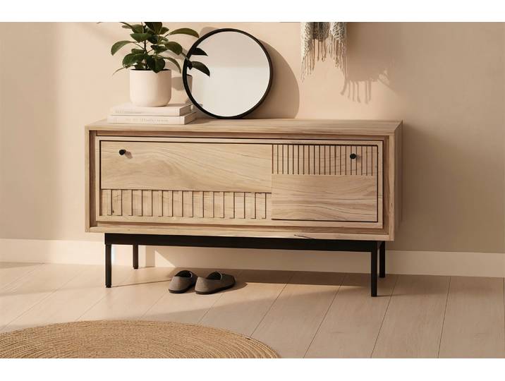 Schuhschrank SIT Vieste aus Mangoholz mit Lamellen-Schnitzereien & Metallfüssen , beige (natur, schwarz), B:85cm H:45cm T:40cm, Massivholz, Schränke, Schuhschrank, 2 Fächer hinter 1 Klappe mit 15 cm hohen schwarzen Metallfüssen