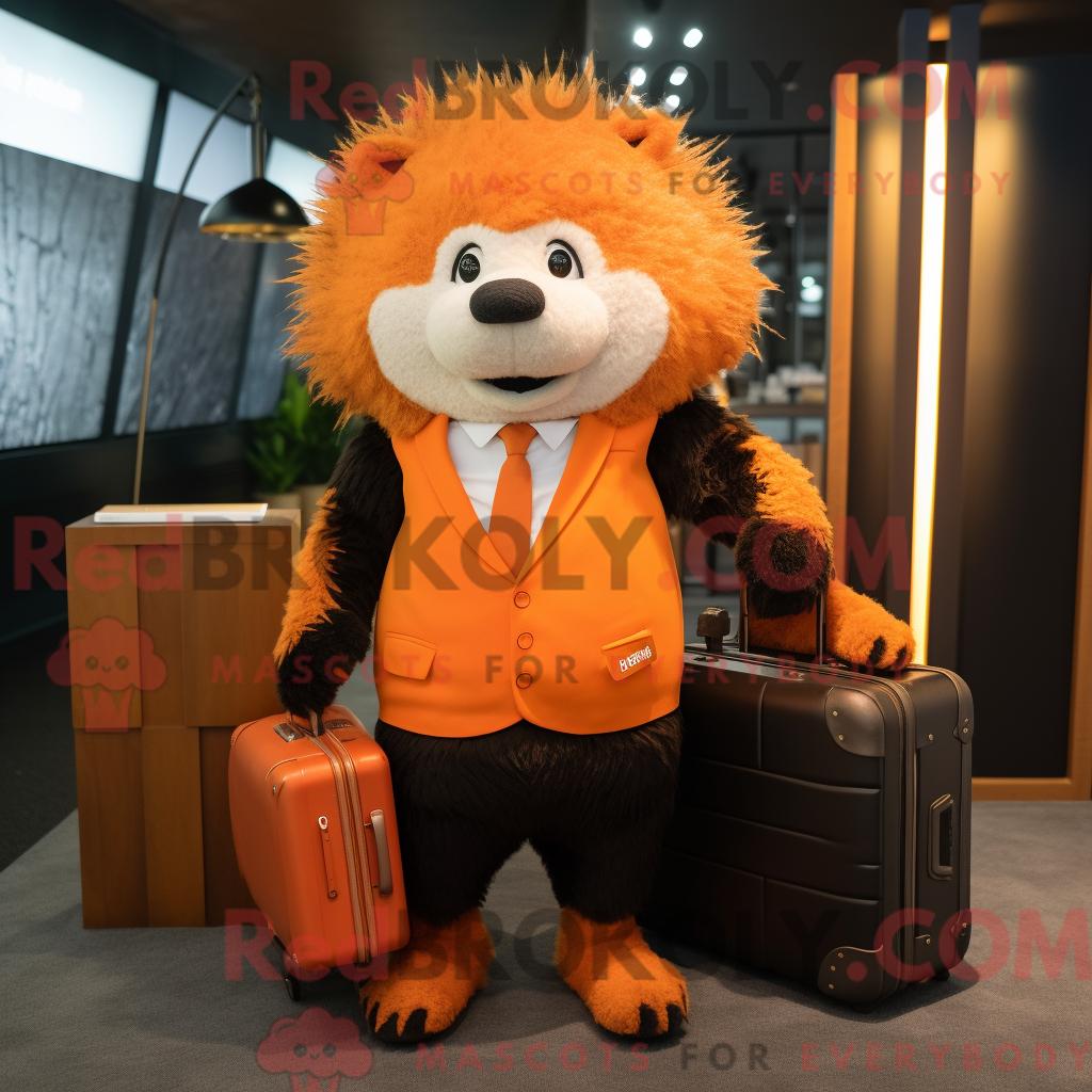 Maskottchen-Charakter REDBROKOLY eines orangefarbenen Igels mit Anzug und Aktentasche
