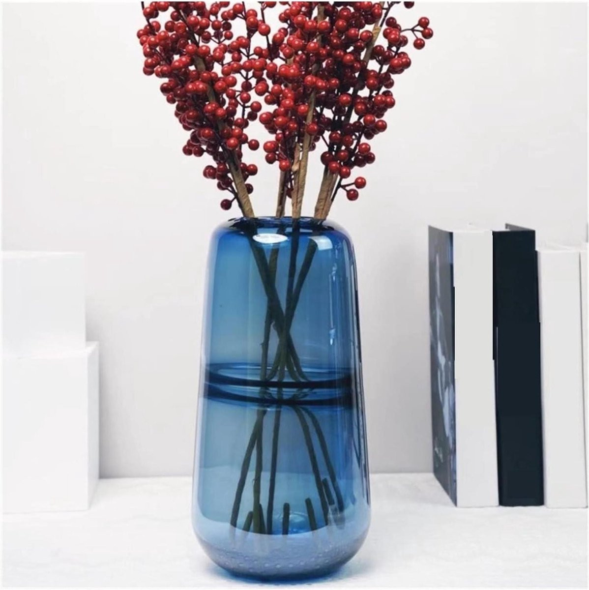 Handgemaakte decoratieve glazen vaas in blauw amber voor bloemstukken
