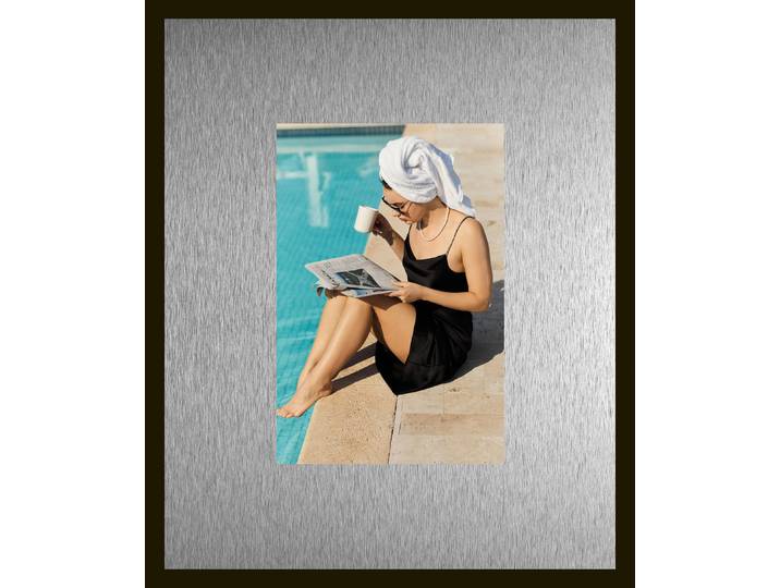 Bild QUEENCE Trend Wandbild, Wandkunst, Kunstdruck Frau am Pool , schwarz (farbe rahmen: schwarz, farbe bild(er): silber), B:40cm H:30cm T:1,5cm, Aluminium, Bilder, Bild, inkl. Passepartout aus hochwertigem Aluminium und schwarzem Rahmen
