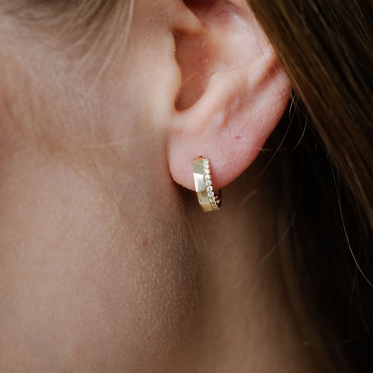 Lykken Casuals huggie hoops i gul guld me kubiska zirkonia