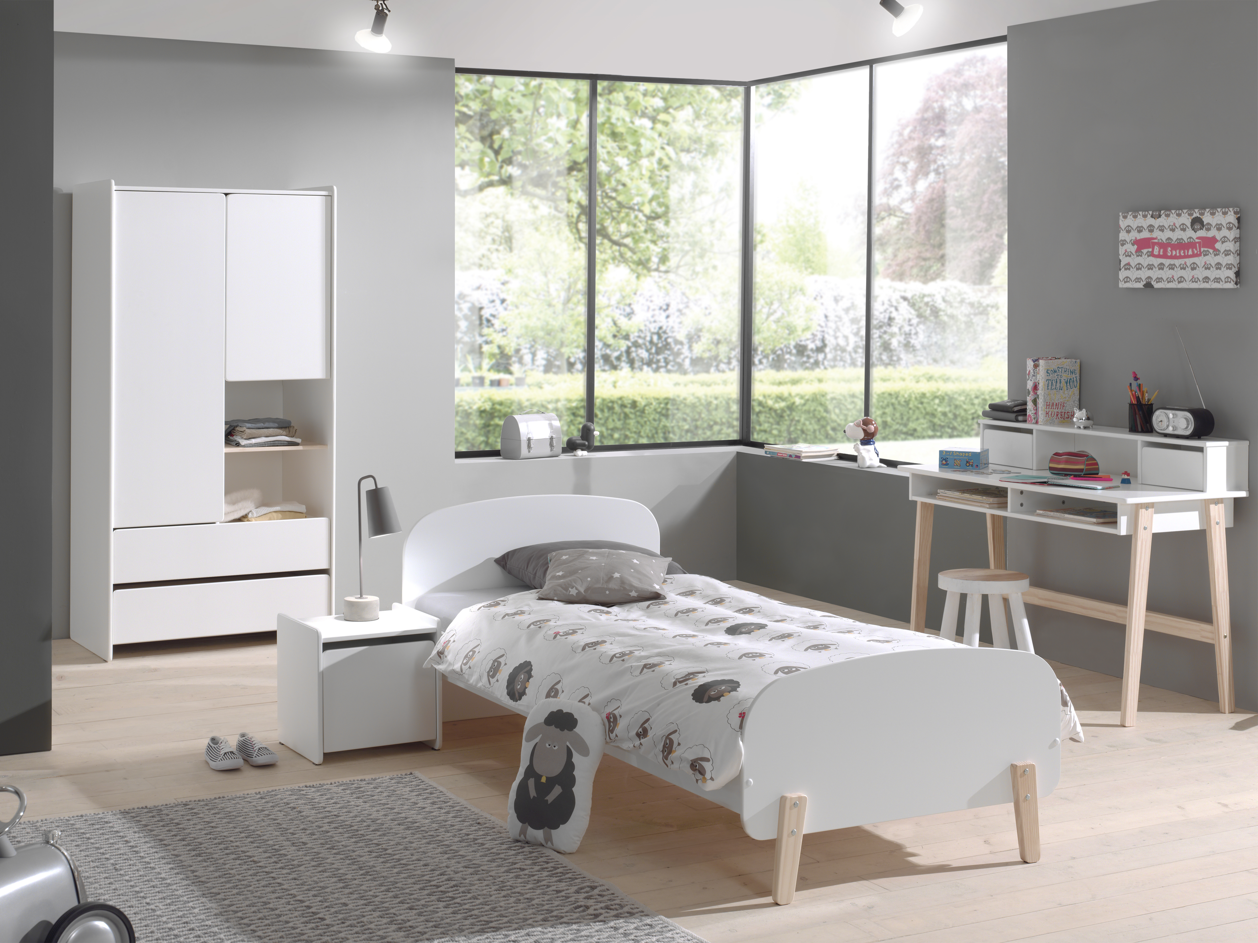 Diese KIDDY-Kombination besteht aus einem Bett (90x200) mit einem Nachttisch, einem Kleiderschrank mit 2 Türen und einem Schreibtisch.
