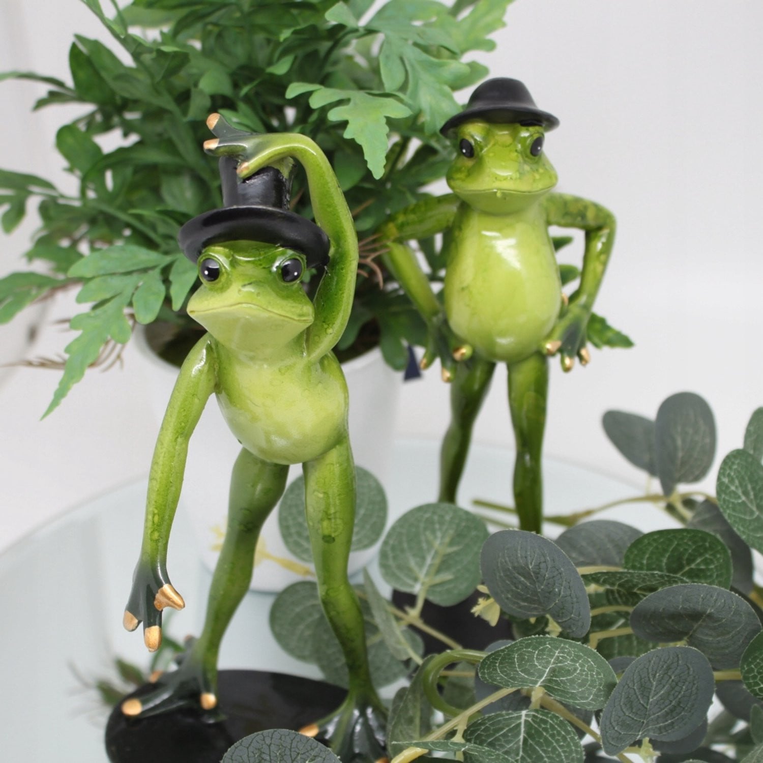 Grappige groene kikker decoratie met cilinderhoed - 2 stijlen