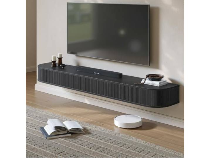 Zurefano Hängendes TV Lowboard 180 cm lang Schwarz Modern Schwebender TV Schrank für 65–75 Zoll Fernseher, sanft abgerundete Ecken & frontseitige Einfräsvertiefung, im Wohnzimmer