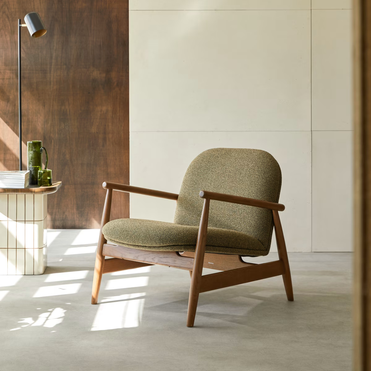 Tikamoon Scandinavische stoel van massief eikenhout en groene stof
