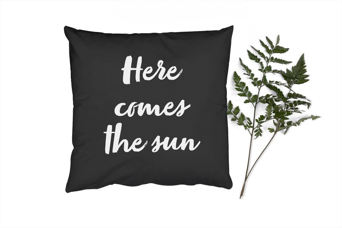 Sierkussen Here comes the sun met tekst en zonmotief - 40 x 40 cm