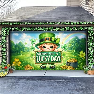 Garagentordekoration zum St. Patrick's Day, niedlicher Kobold wünscht Glück, Regenbogen Klee-Hintergrund, festliche Außendekoration zur Feier des St. Patrick's Day.