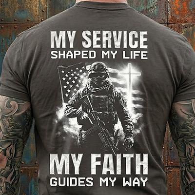 250. Jahrestag der USA – Herren-T-Shirt mit amerikanischer Flagge und Kreuzmotiv: Mein Dienst prägte mein Leben, mein Glaube leitet meinen Weg. Patriotisches Militär-T-Shirt mit christlichem
