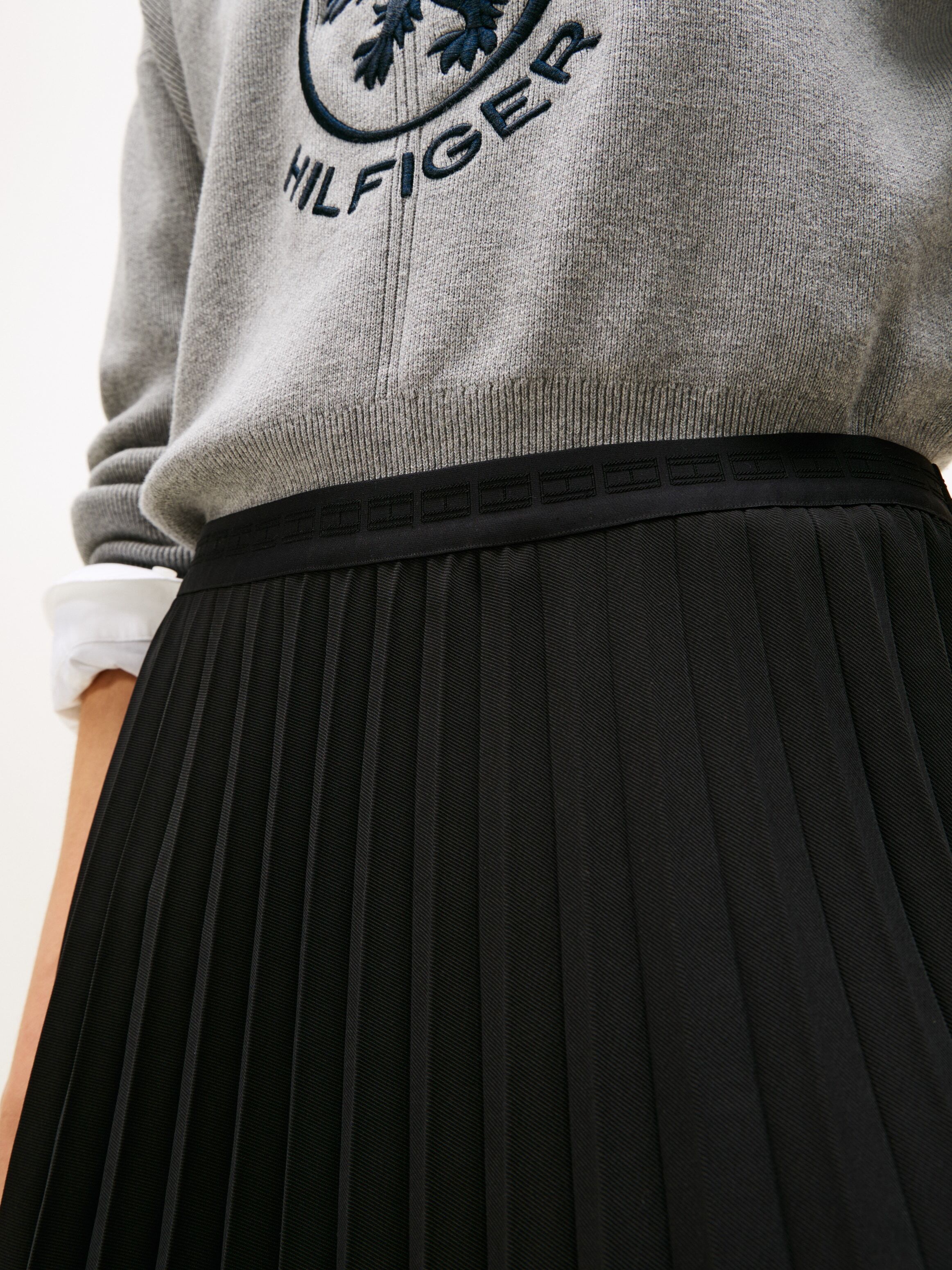 Plisseerock TOMMY HILFIGER "FLUID PLEATED PULL ON MIDI SKIRT", Damen, Gr. 36, schwarz, Web, Obermaterial: 100% Polyester, unifarben, regular fit wadenlang, Röcke Plisseerock schwarz 36