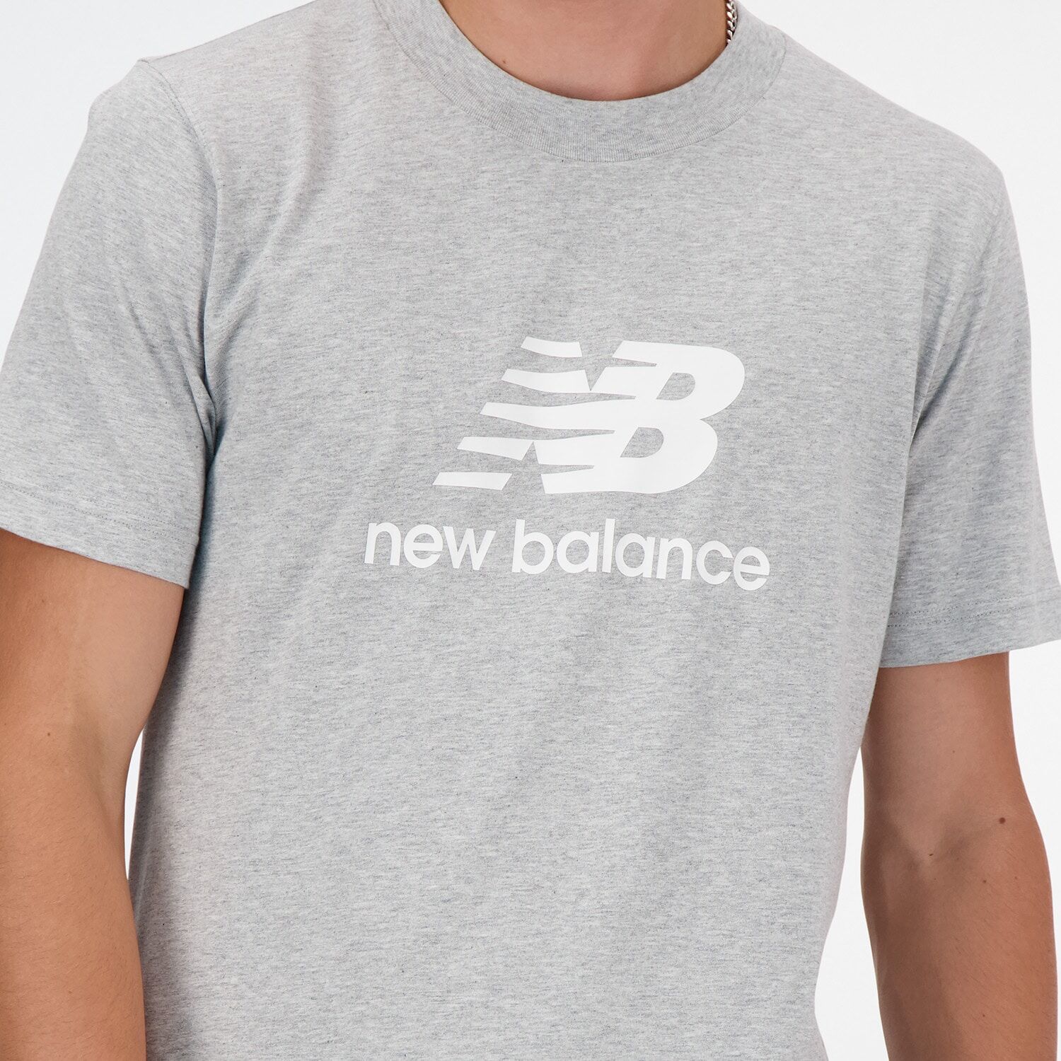 T-Shirt NEW BALANCE "SPORT ESSENTIALS LOGO T-SHIRT", Herren, Gr. L, grau (athletic grau), Obermaterial: 100% Baumwolle, normal, Rundhals, Shirts T-Shirt, sportliches T-Shirt, mit Kurzarmdesign, ohne Verschluss, aus Baumwolle athletic grau L