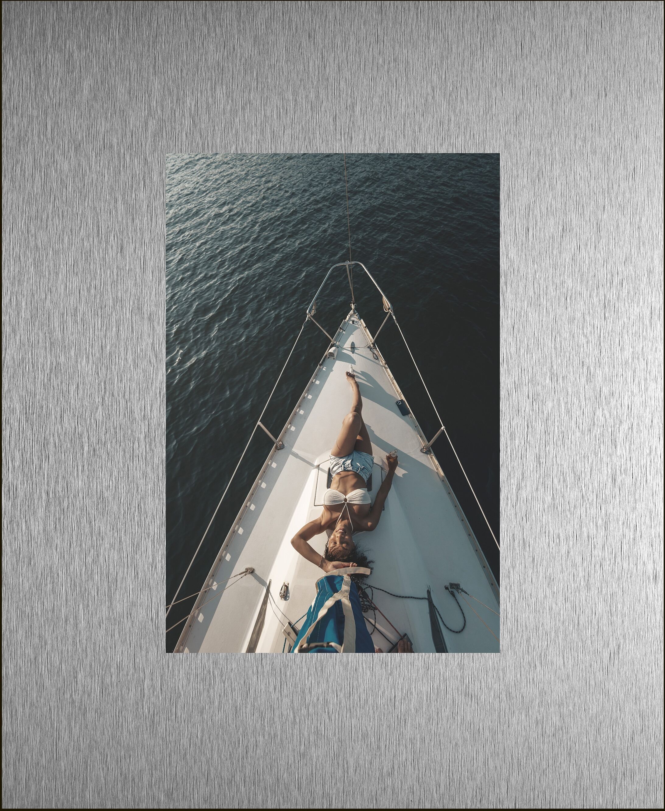 Bild QUEENCE "Trend Wandbild, Wandkunst, Kunstdruck "Frau auf Segelboot", farbe rahmen: schwarz, farbe bild(er): silber, B:50cm H:40cm T:1,5cm, Aluminium, Bilder, Bild, inkl. Passepartout aus hochwertigem Aluminium und schwarzem Rahmen farbe rahmen: schwa