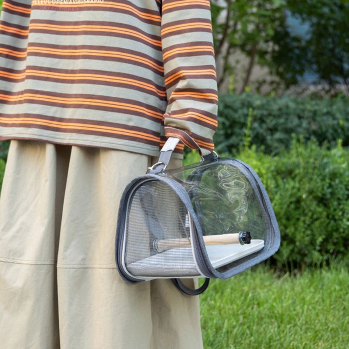 INF Tragbare Vogeltragetasche mit Sitzstange, Futterspender und Schale – Atmungsaktive Reisetasche für Papageien, Grau