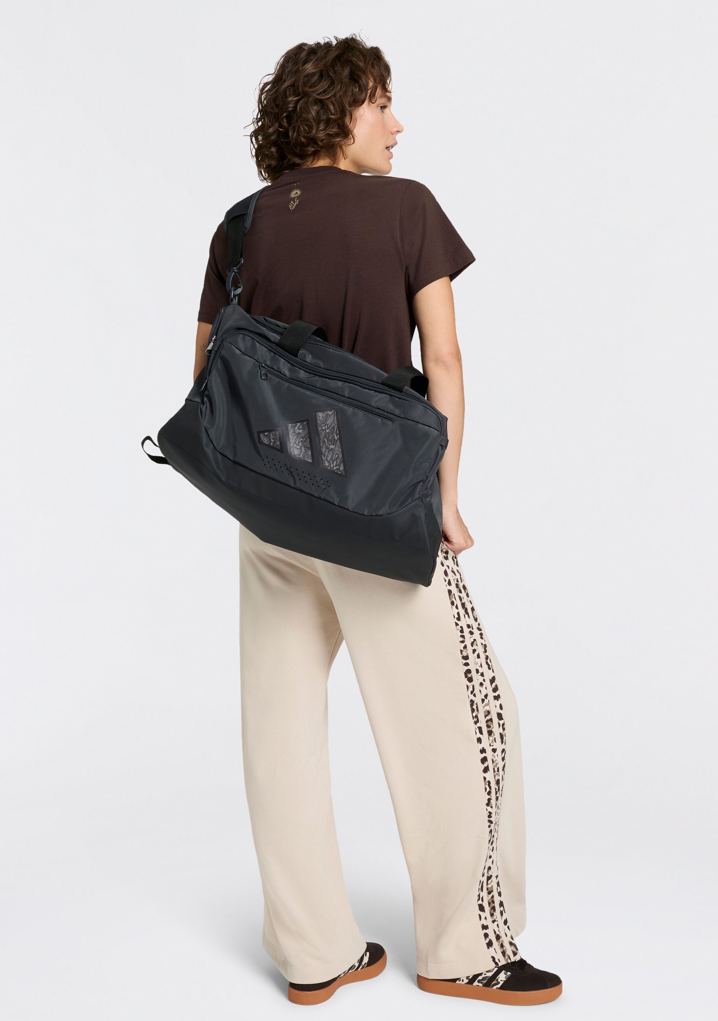 Sporttasche ADIDAS PERFORMANCE "TRAINING DEFENDER GRAFIK DUFFELBAG, SMALL", Damen, schwarz (carbon, schwarz), Obermaterial: 100% Polyester, Taschen Sporttasche, für Erwachsene, mit sportlichem Stil carbon, schwarz Einheitsgröße