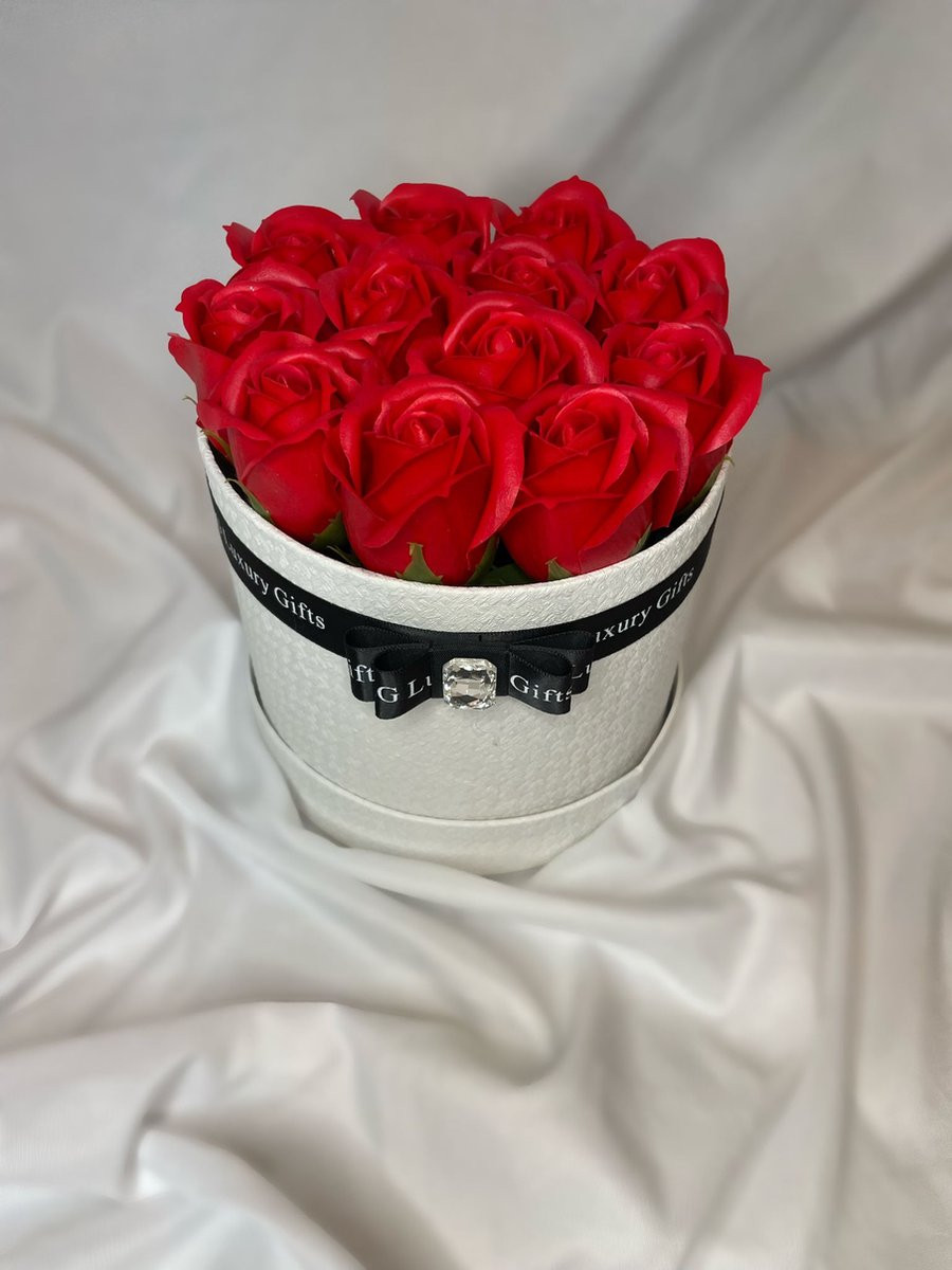 AG Luxurygift Flower Box met Rode Soap Roses - Zwart