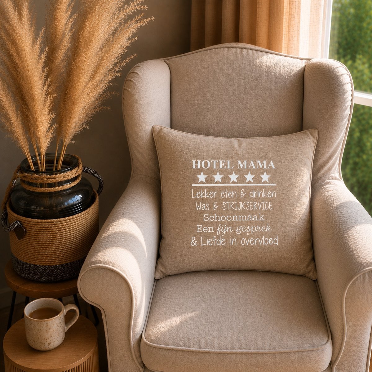 Sierkussen Hotel Mama met tekst bedrukt, beige met wit, inclusief vulling, 50 x 50 cm