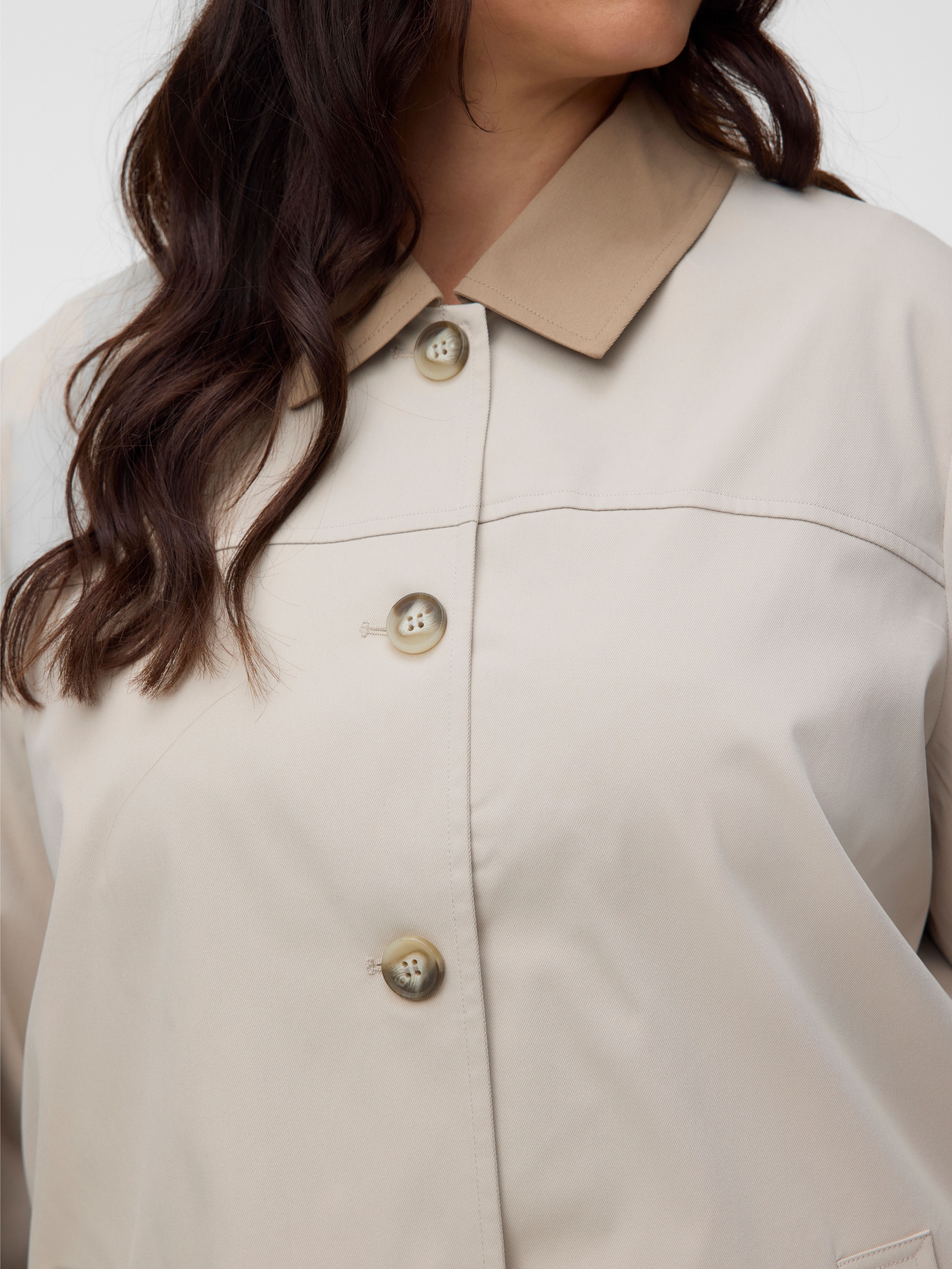 Kurzjacke VERO MODA CURVE "VMCCHELSEAPOPPY SHORT JACKET CUR", Damen, Gr. 46, beige (oatmeal), Web, Obermaterial: 100% Polyester, unifarben, unifarben mit Farbeinsatz, normal, Jacken Kurzjacke, Kunstfaser oatmeal 46