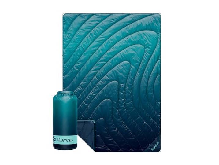 Rumpl original Plüschdecke – warme bauschige Campingdecke, 100 % recycelte Polyester-Isolierung, leicht, bequem verstaubar, wasserabweisend, Outdoor-Plüschdecke, 132,1 x 190,5 cm, Ocean Fade