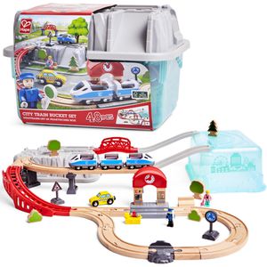 Hape E3771 Stadtbahn Set in praktischer Box, aus Holz, mit Bahnhof, 48 Teile