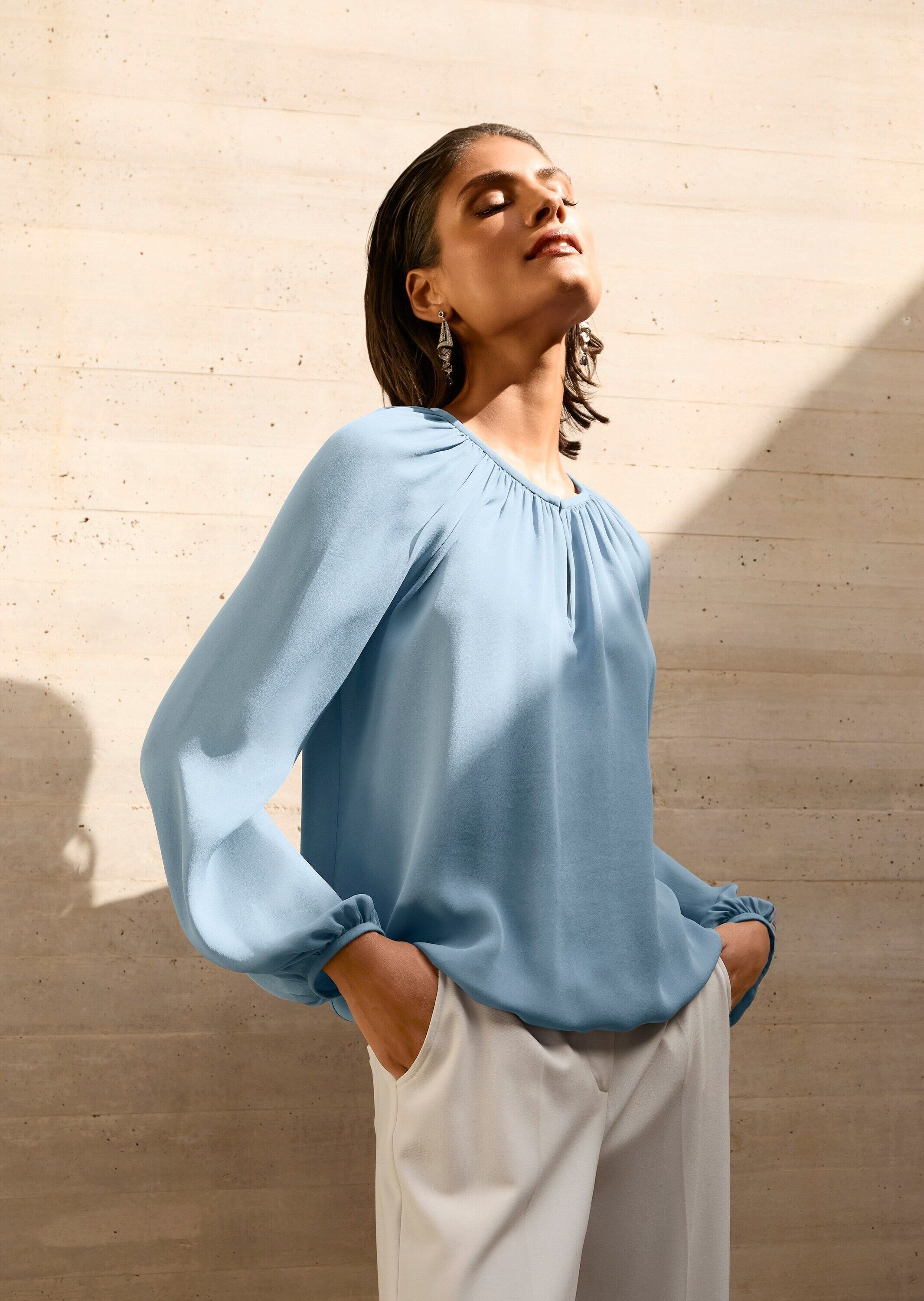 Langarmbluse MADELEINE "Blusenshirt Schlupfbluse mit edlen Raffungen", Damen, Gr. 42, blau (rauchblau), Obermaterial: 100% Polyester PES., Modern, schmal, Blusen Langarmbluse, Bluse mit schmalen Einfassband
