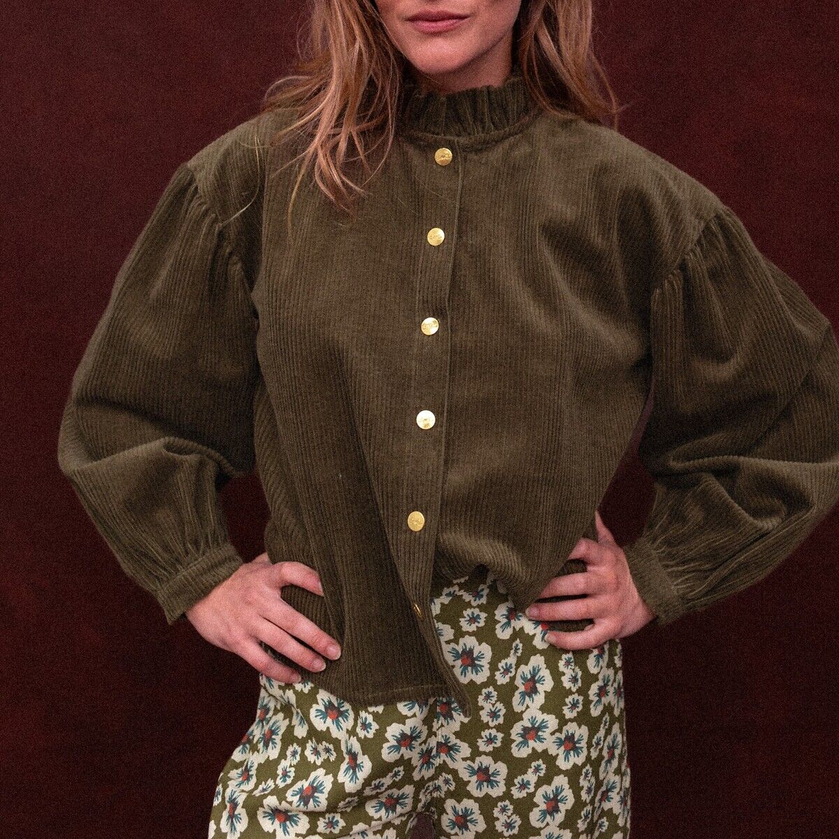 APACHES COLLECTIONS Chemise en velours, à col volanté, TILDA