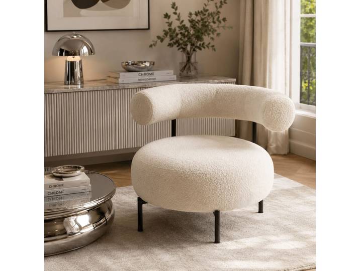 Fauteuil bouclette écrue et pieds métal noir