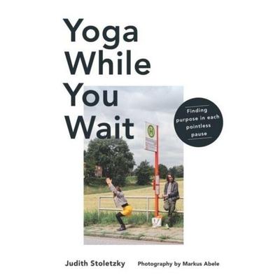 Yoga While You Wait, Gebundene Ausgabe von Judith Stoletzky, Hardie Grant Books, 978-1-74379-998-7