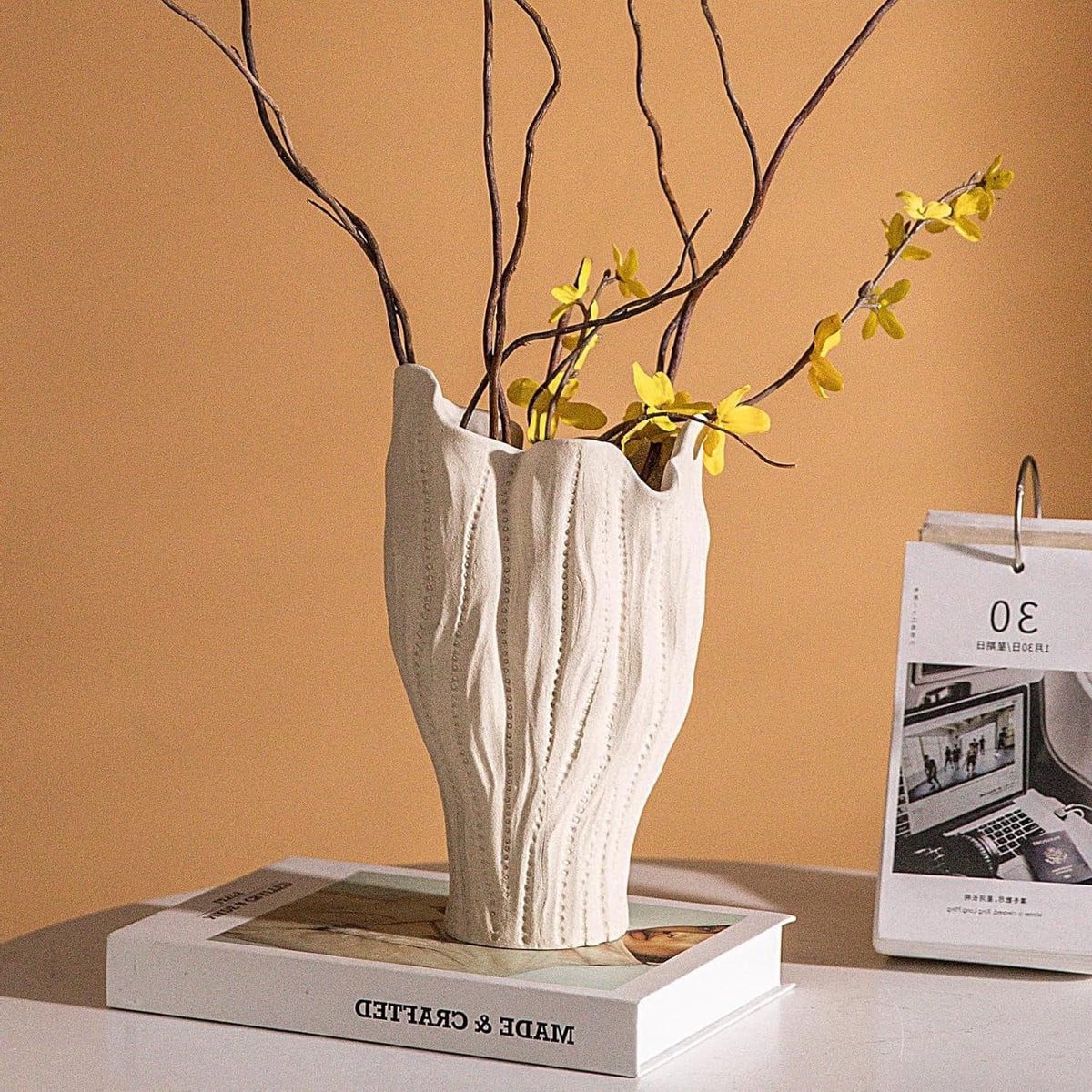 Moderne beige keramische vaas voor interieurdecoratie