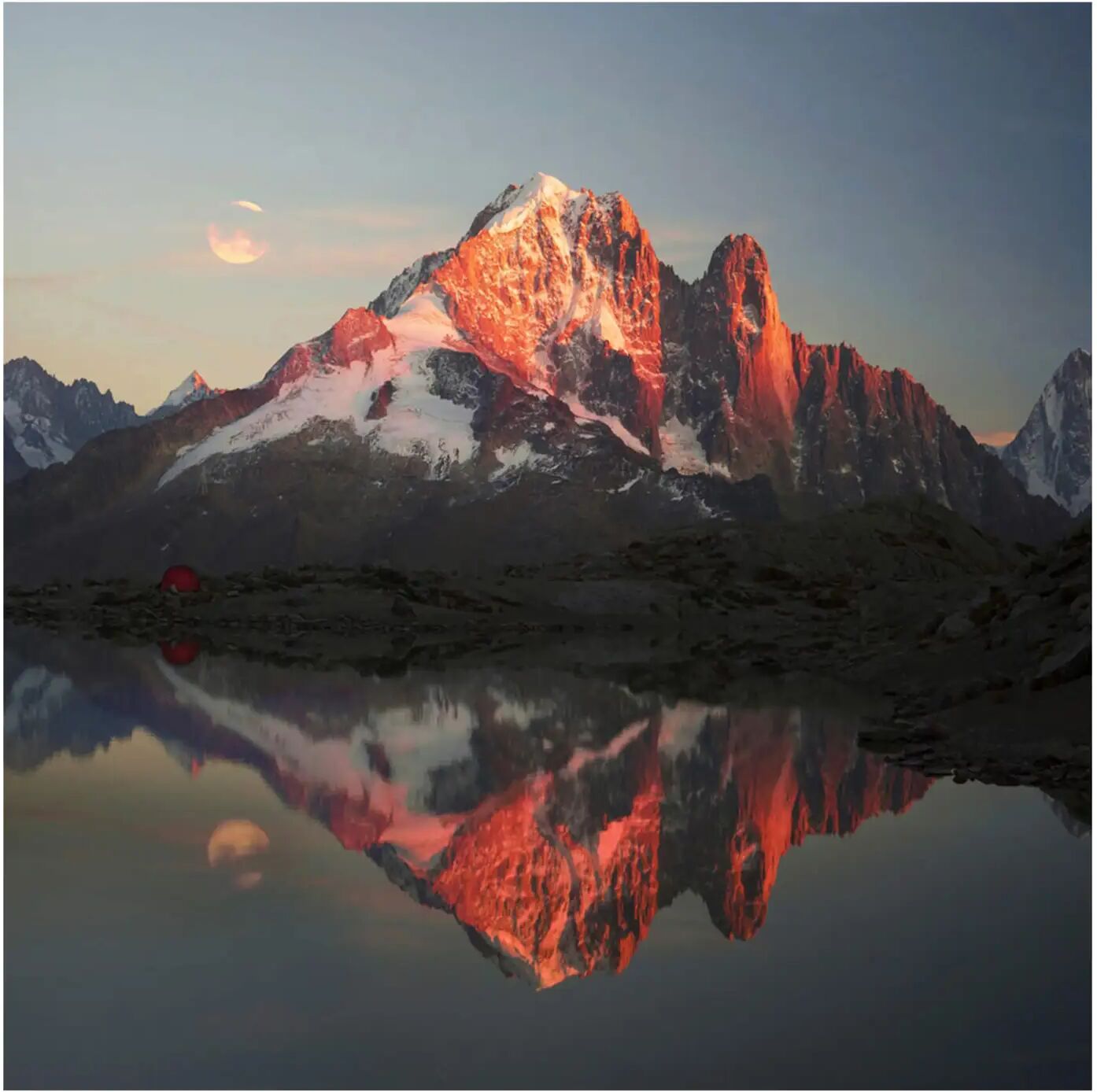 image LAND Bergpanorama mit See in Abendstimmung