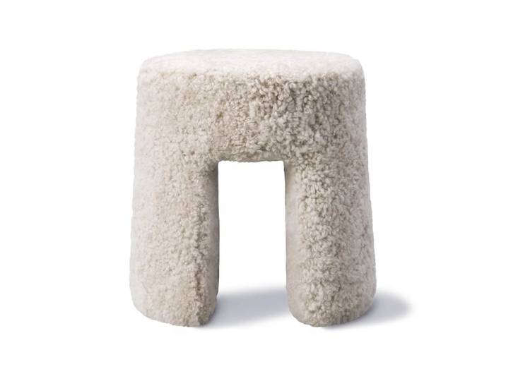 Fredericia Furniture Pouf Sequoia Peau de mouton Moonlight