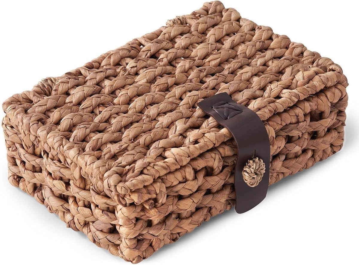 Decoratieve gevlochten mand van waterhyacint met deksel voor op de plank of salontafel