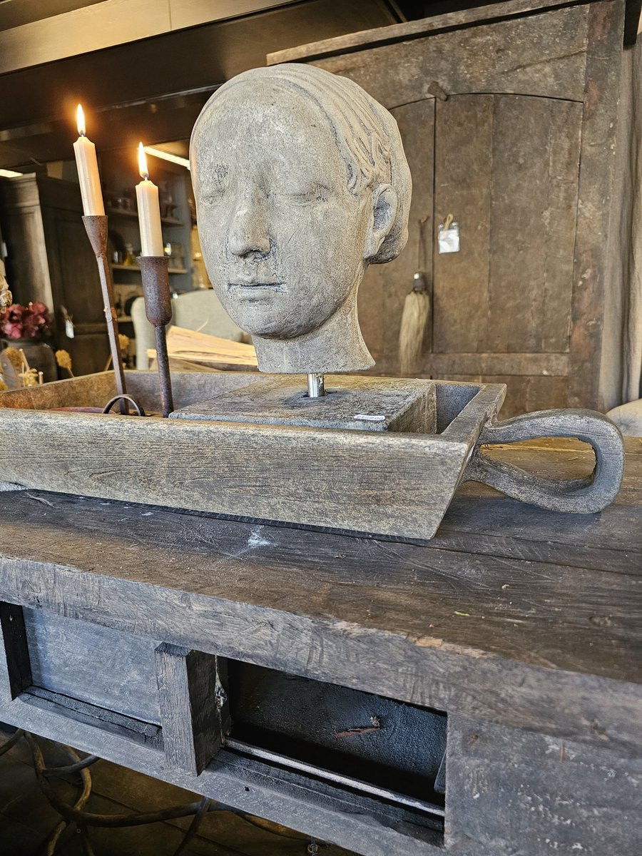 IL CUPIDO Serena decoratief betonnen beeld op statief