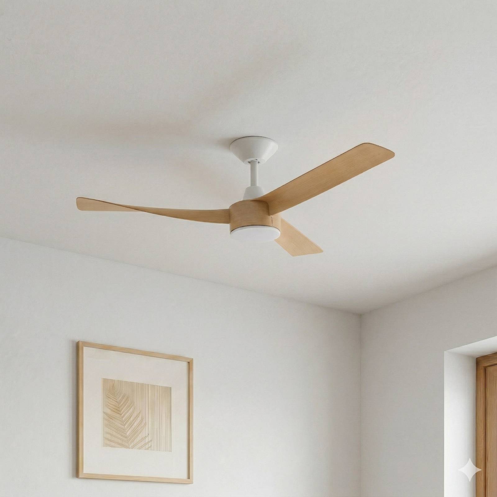 Lucande LED-Deckenventilator Airona, weiß/holz DC leise dim. Airona Lucande, dimmbar, Holz hell, für Wohn- / Esszimmer, Kunststoff, Modern