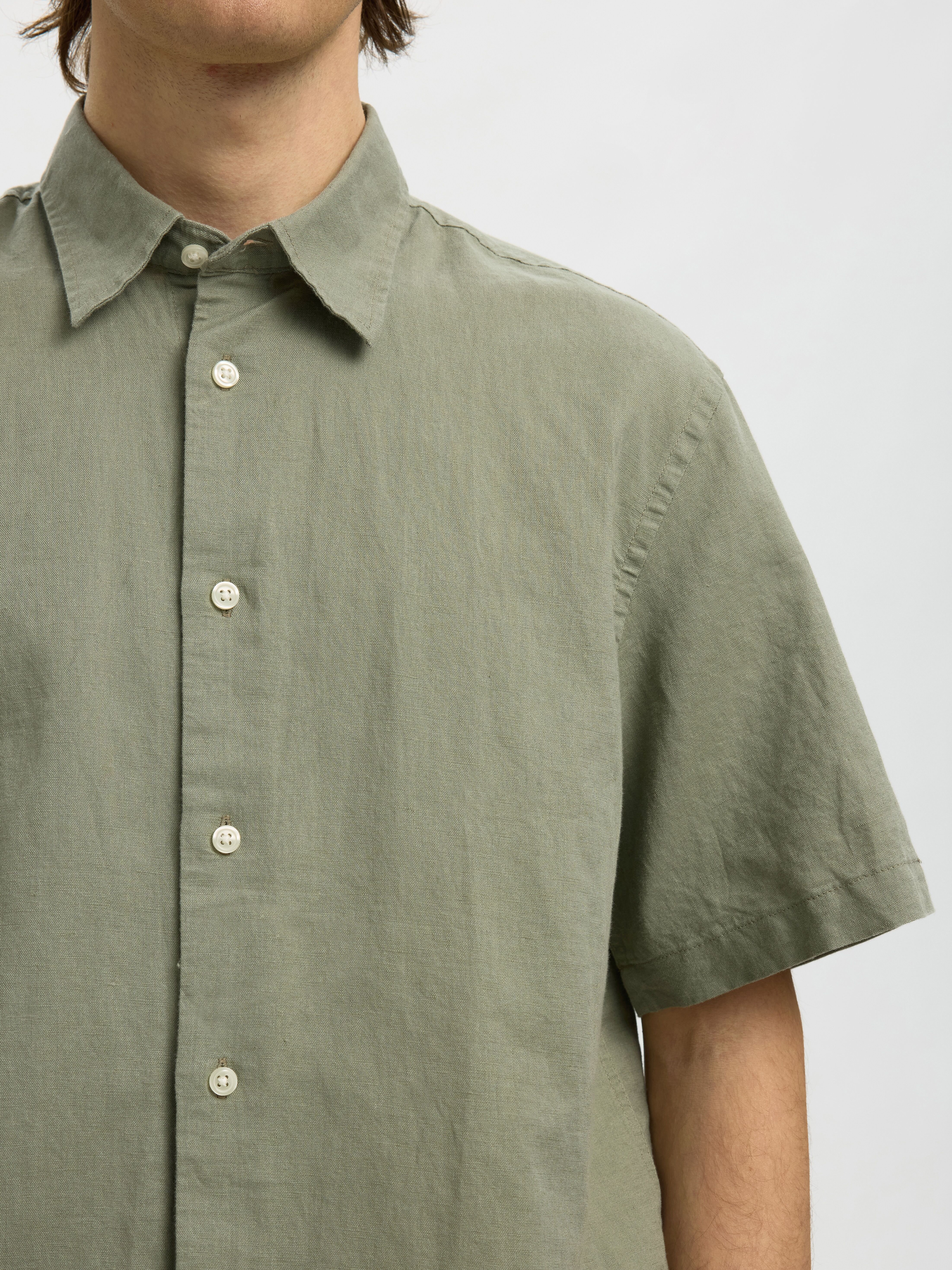 Kurzarmhemd SELECTED "SLHREGCLAY LINENBLEND SS SHIRT CLA NOOS", Herren, Gr. XL, N-Gr, vetiver, Web, Obermaterial: 55% Leinen, 45% Baumwolle, unifarben, regular fit normal, ohne Ausschnitt, Hemden Kurzarmhemd, Materialmix, regular fit