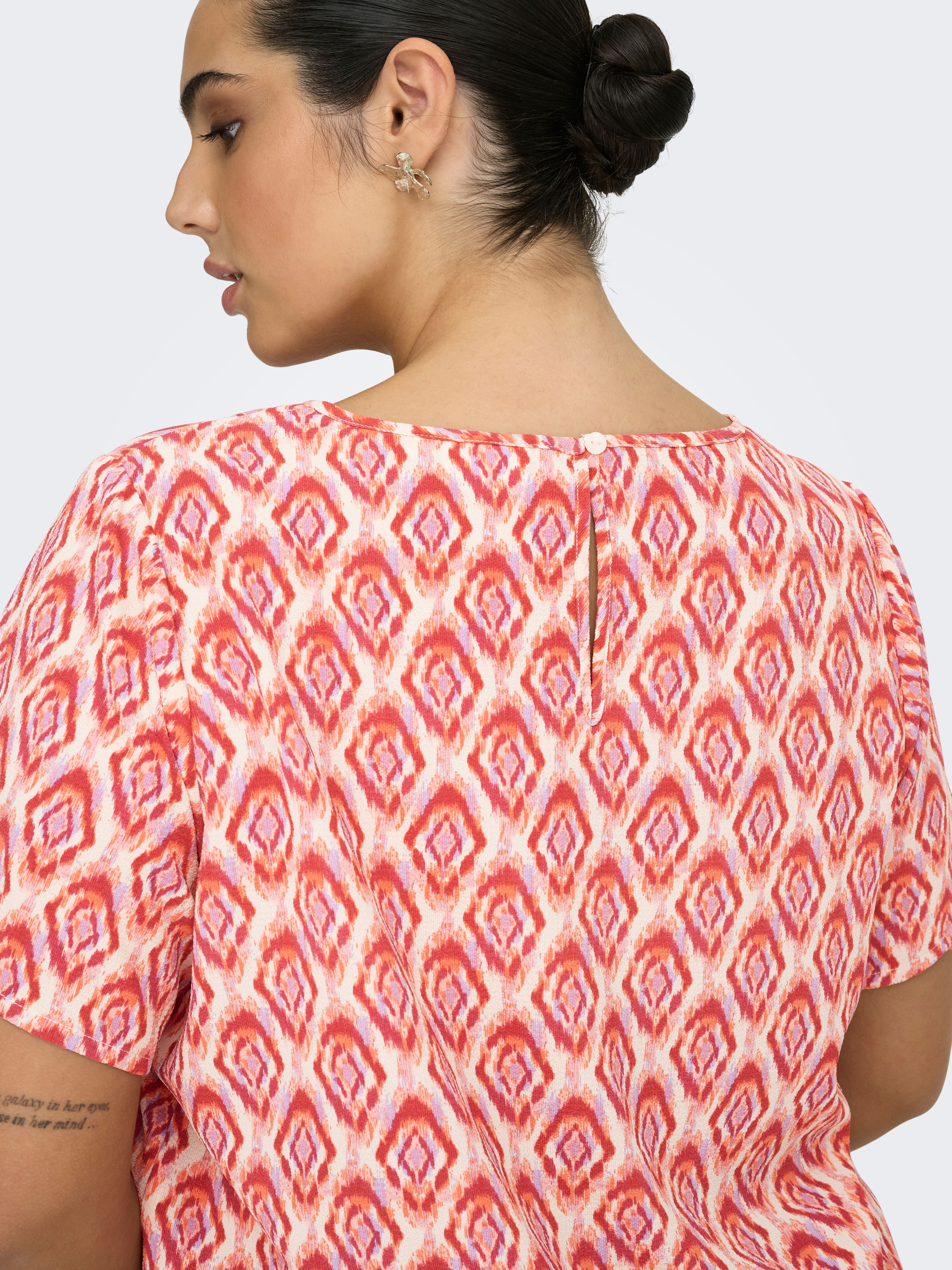 Shirtbluse ONLY CARMAKOMA "CARVICA SS TOP WVN NOOS", Damen, Gr. 44, rosa (equestrian rot aop:warm tiles), Web, Obermaterial: 97% Polyester, 3% Elasthan, bedruckt, regular fit normal, Rundhals, Blusen Shirtbluse, Materialmix, regular fit equestrian rot aop